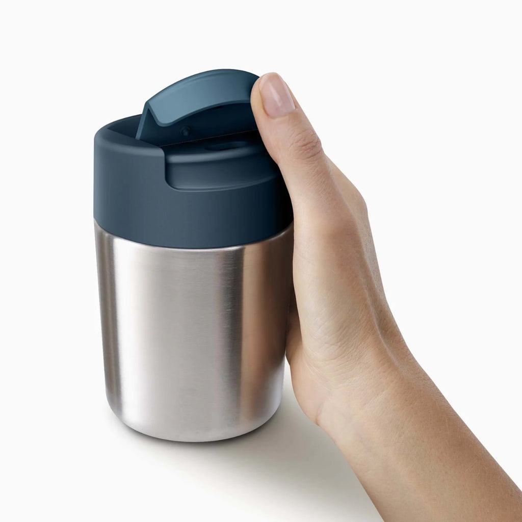Reusable steel travel mug with double-walled vacuum insulation to keep your drinks at the right temperature.