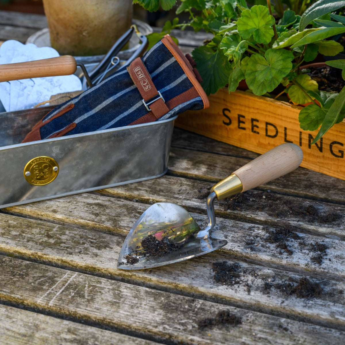 heart shaped garden trowel Sophie Conran Heart Shaped Garden Trowel – All-Green