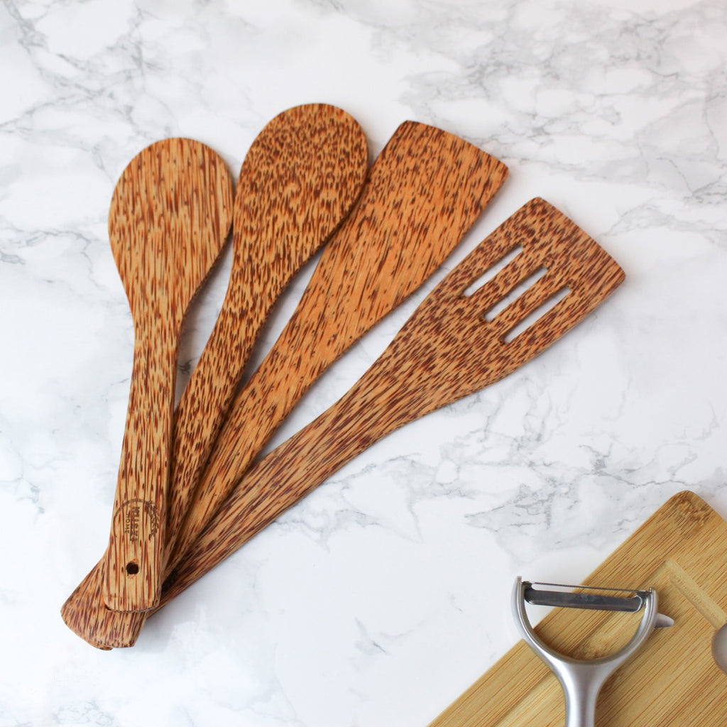  containing 2 spoons of different sizes and 2 lifters