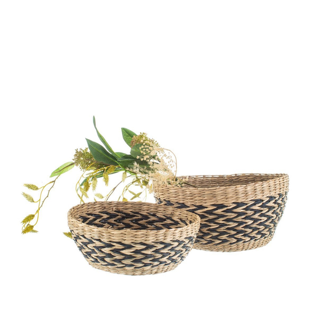 2 decorative bowls woven from seagrass